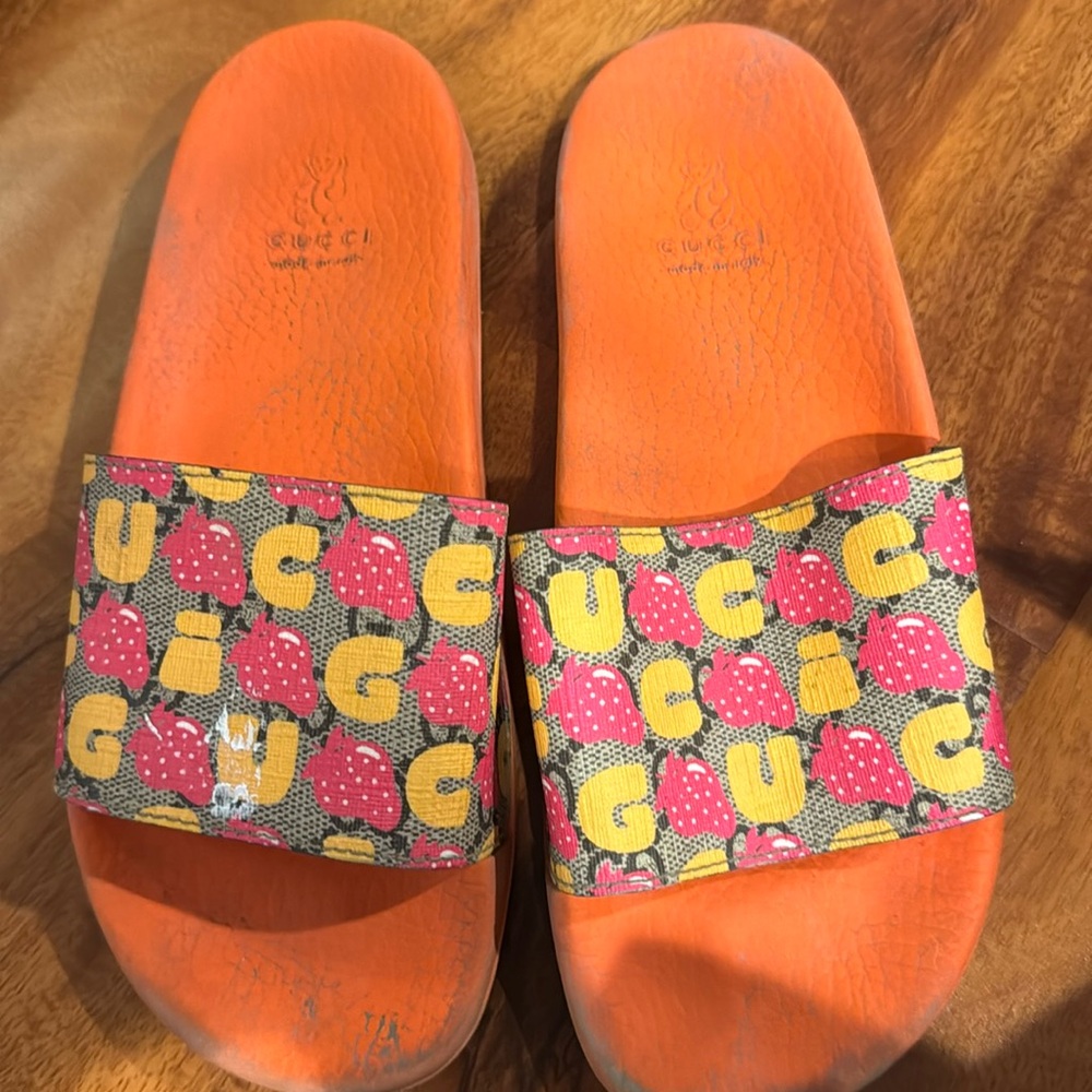 Kids Summer Gucci Sandals in orange with pink strawberries. Size 34- US 3.5
